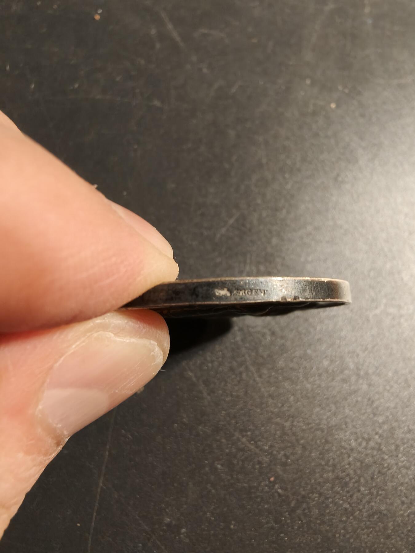 老王徽章第167期 法国银婚章    原盒     少见大尺寸版    950银带背铭1889年     直径42mm.    重量31.1g