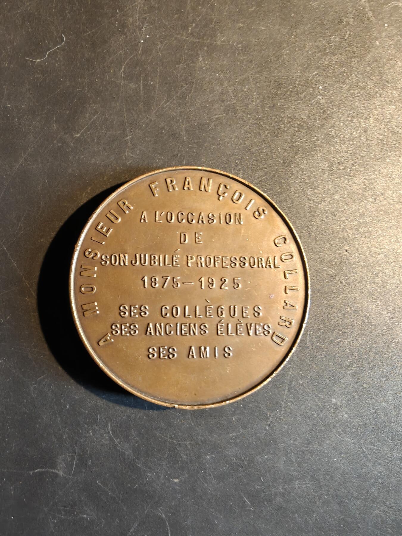 老王徽章第167期 法国医学教授弗朗索瓦·科拉德大铜章     学生致敬教授从教50周年      直径60mm.    重量92.7g