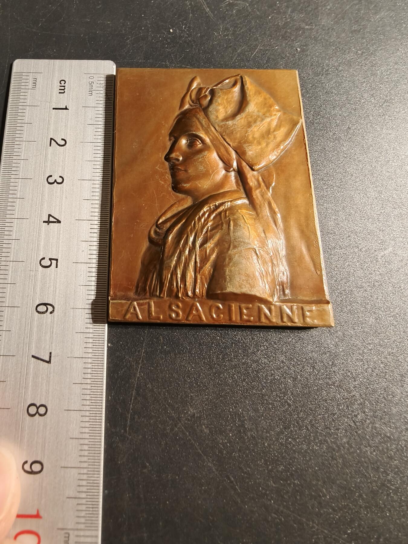 老王徽章第167期 法国阿尔萨斯传统女性方形纪念章     高浮雕     尺寸63×45mm.    重量98.1g