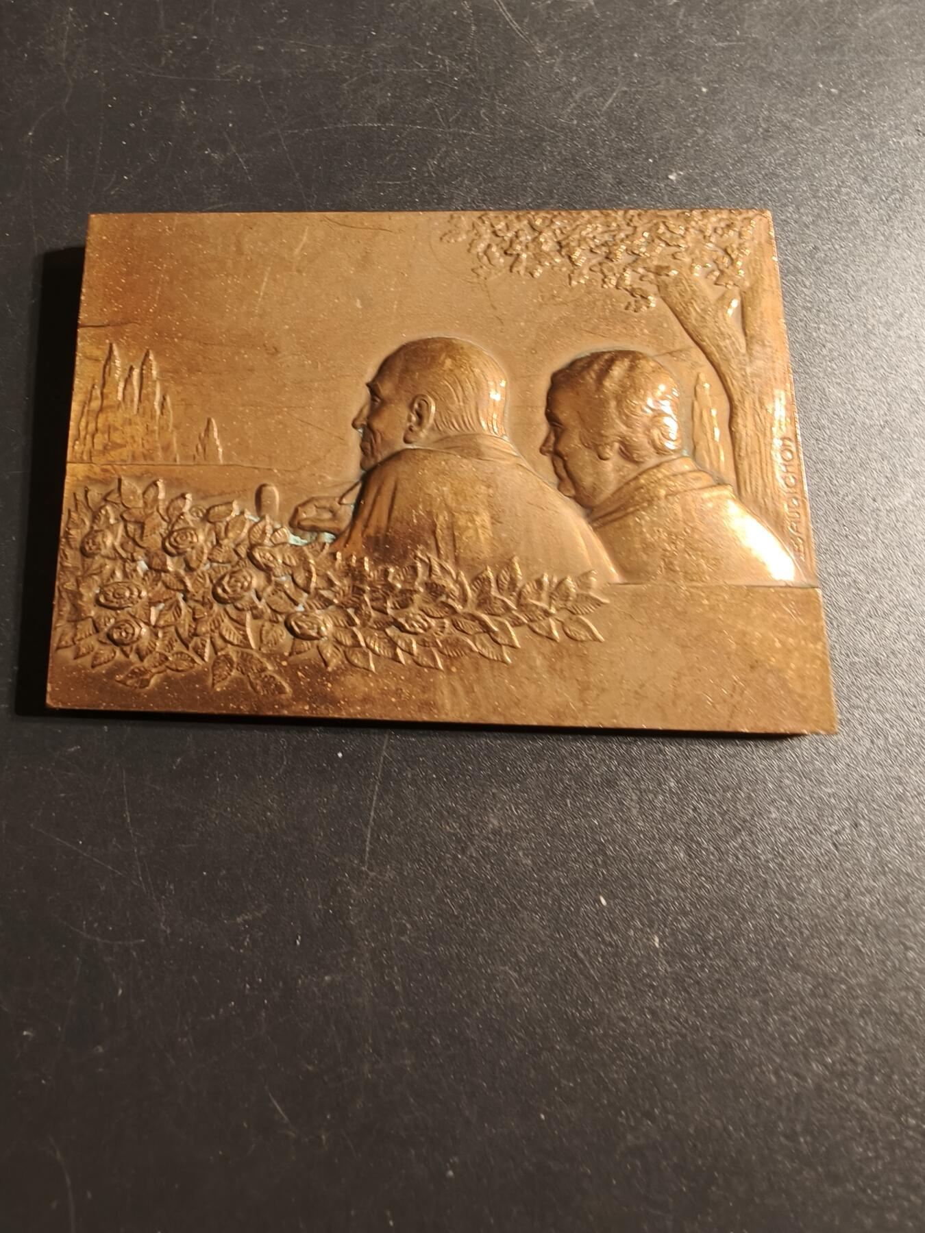 老王徽章第167期 法国金婚方形大铜章     尺寸78×58mm.    重量203.1g