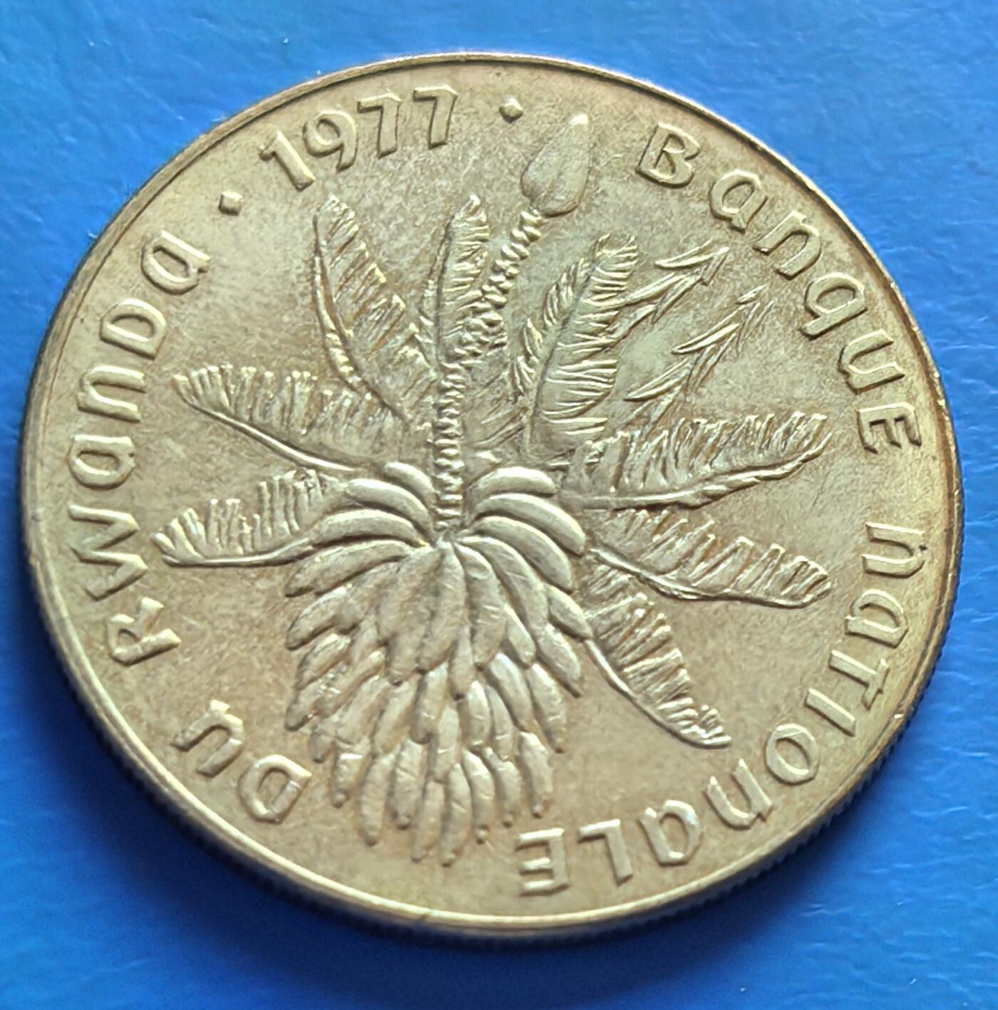 外国优质老铜币银币，周六九点倒数截拍，满百包邮，可寄存半年，喜欢朋友微信扫描二维码可直接参拍 卢旺达1977年香蕉20法郎