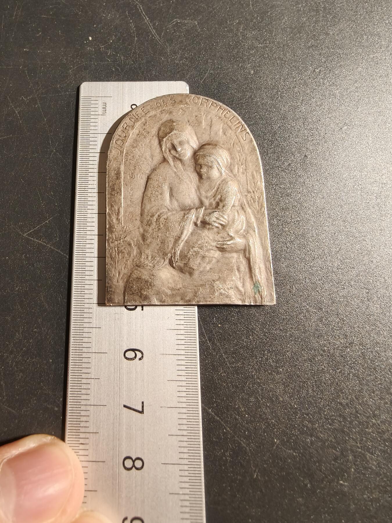 老王徽章第167期 法国关怀一战战争孤儿方形镀银大铜章     尺寸34×50mm.    重量26.7g