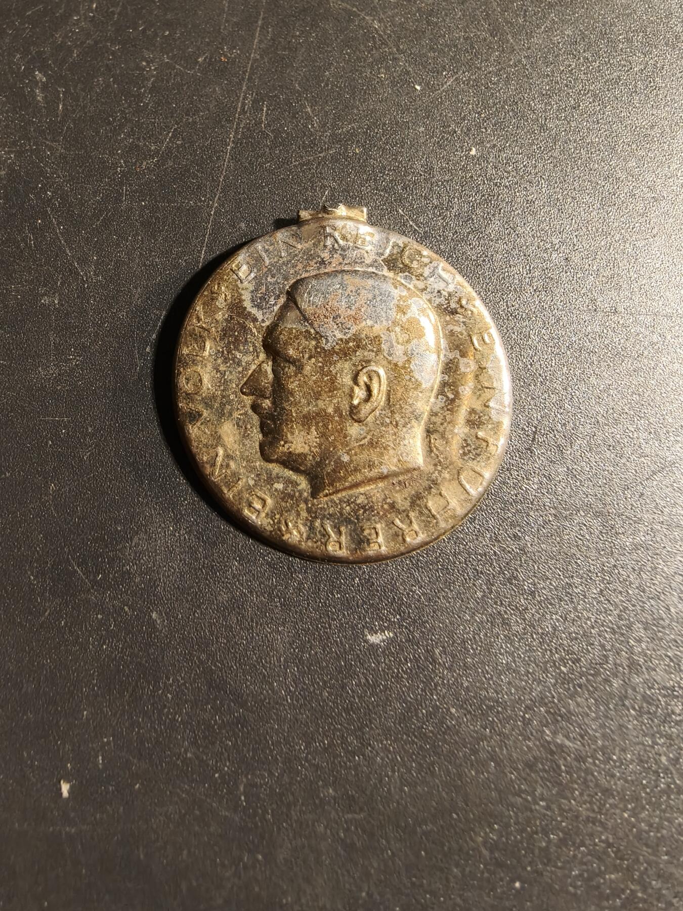 老王徽章第167期 德三小胡子（一个民族，一个帝国，一个元首）口号证章