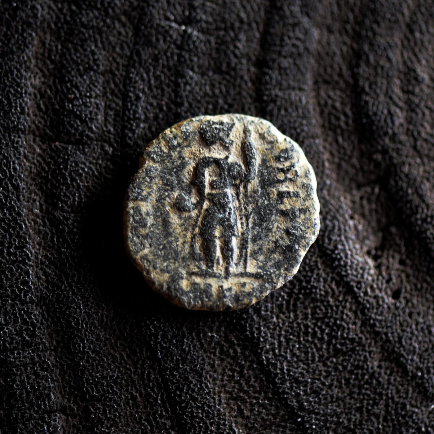 【良泉】【2025年最后一场】12月18日晚19.30点开拍！188组【直播场】西方古代钱币、丝路杂项、印章！ 【少见】公元351-355年【古罗马】君士坦提乌斯二世“皇帝站像”小铜币，1.45克