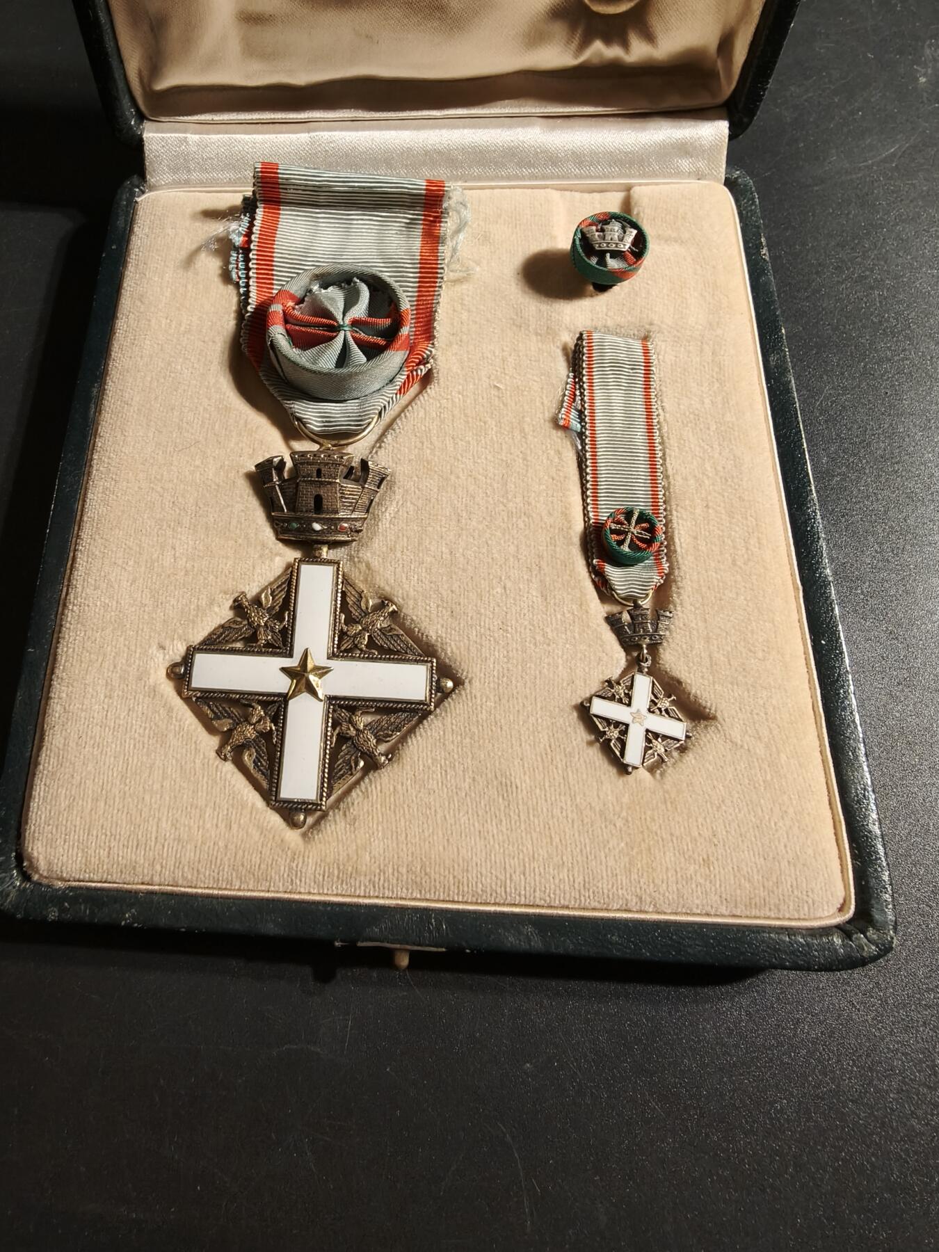 老王徽章第167期 意大利军官级共和国功勋勋章   银质镀金珐琅    原盒带略和迷你章   大全套