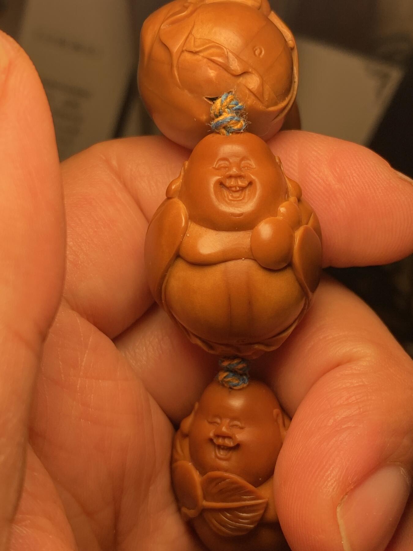 中国非物质文化遗产，苏工核雕 福利苏工核雕，纯手工雕刻，老苏工八宝弥勒，大尺寸，核质红，等待有缘人，市场无同款，尺寸2。3x2.9喜欢的来