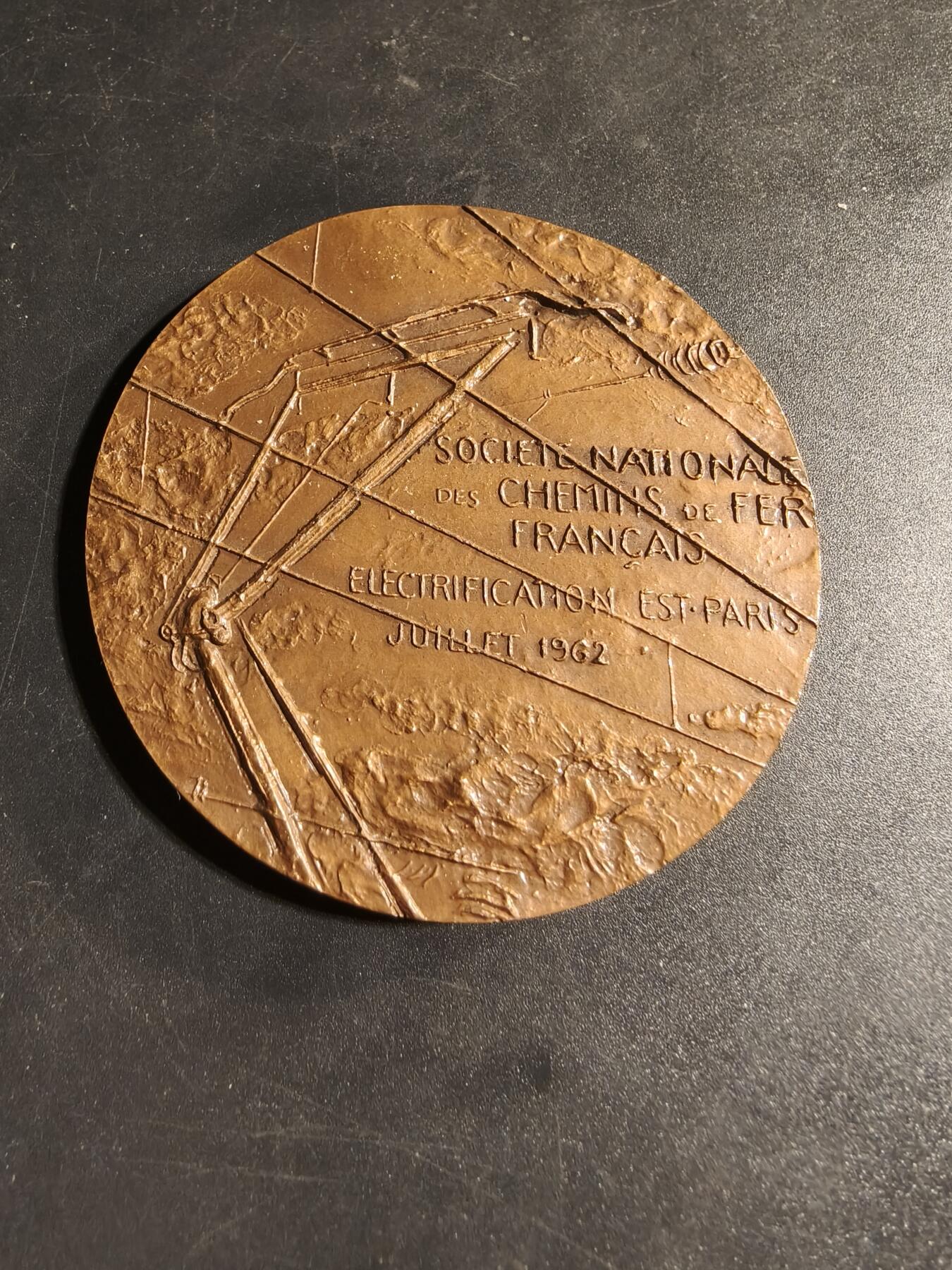 老王徽章第167期 法国国家铁路公司1962年东巴黎电气化大铜章     大师库德雷作品     直径68mm.    重量126.4g