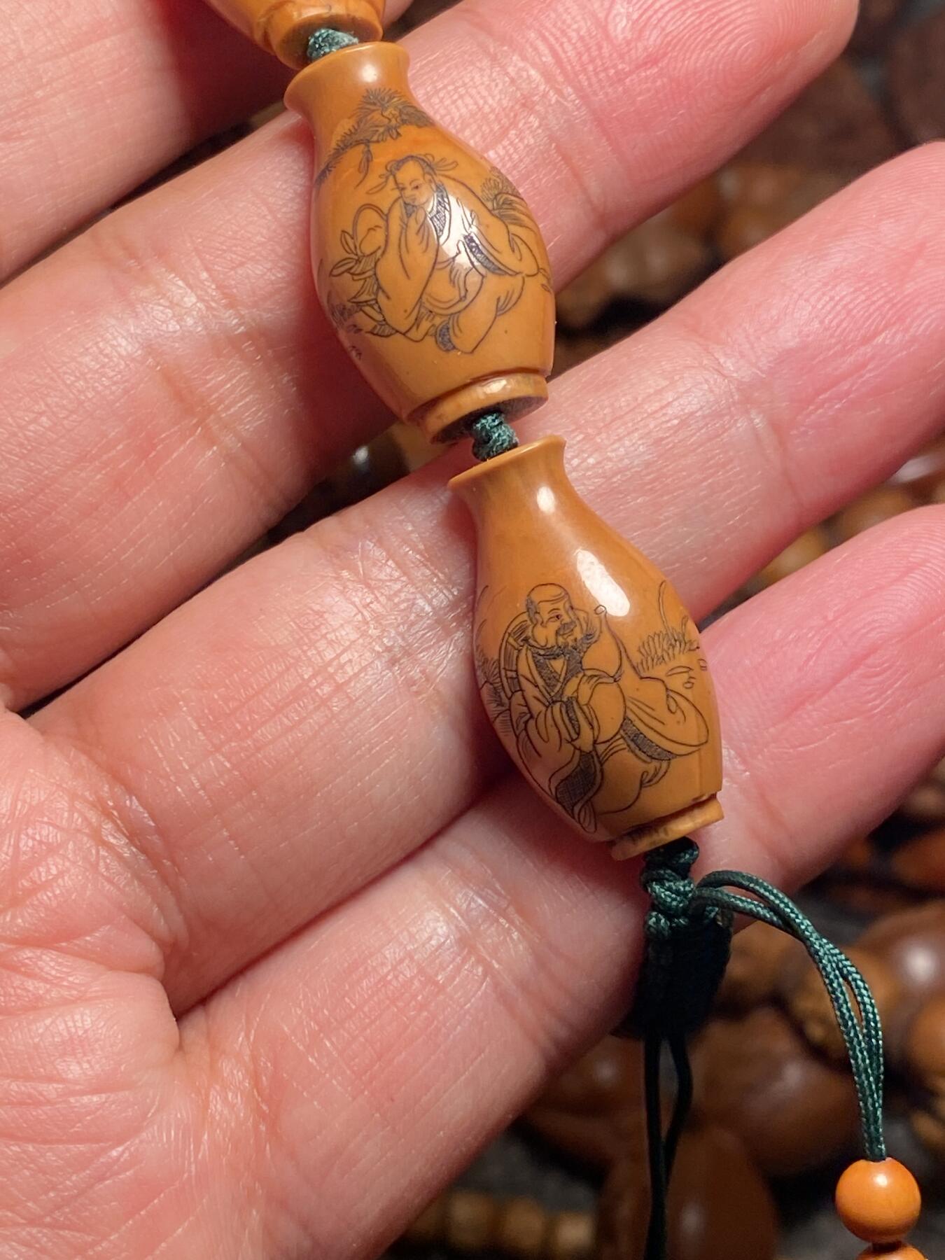 中国非物质文化遗产，苏工核雕 福利苏工核雕，纯手工雕刻，老苏工精品二花四季平安，八仙过海各显神通个性十足，等待有缘人尺寸1。4x2.6喜欢的来