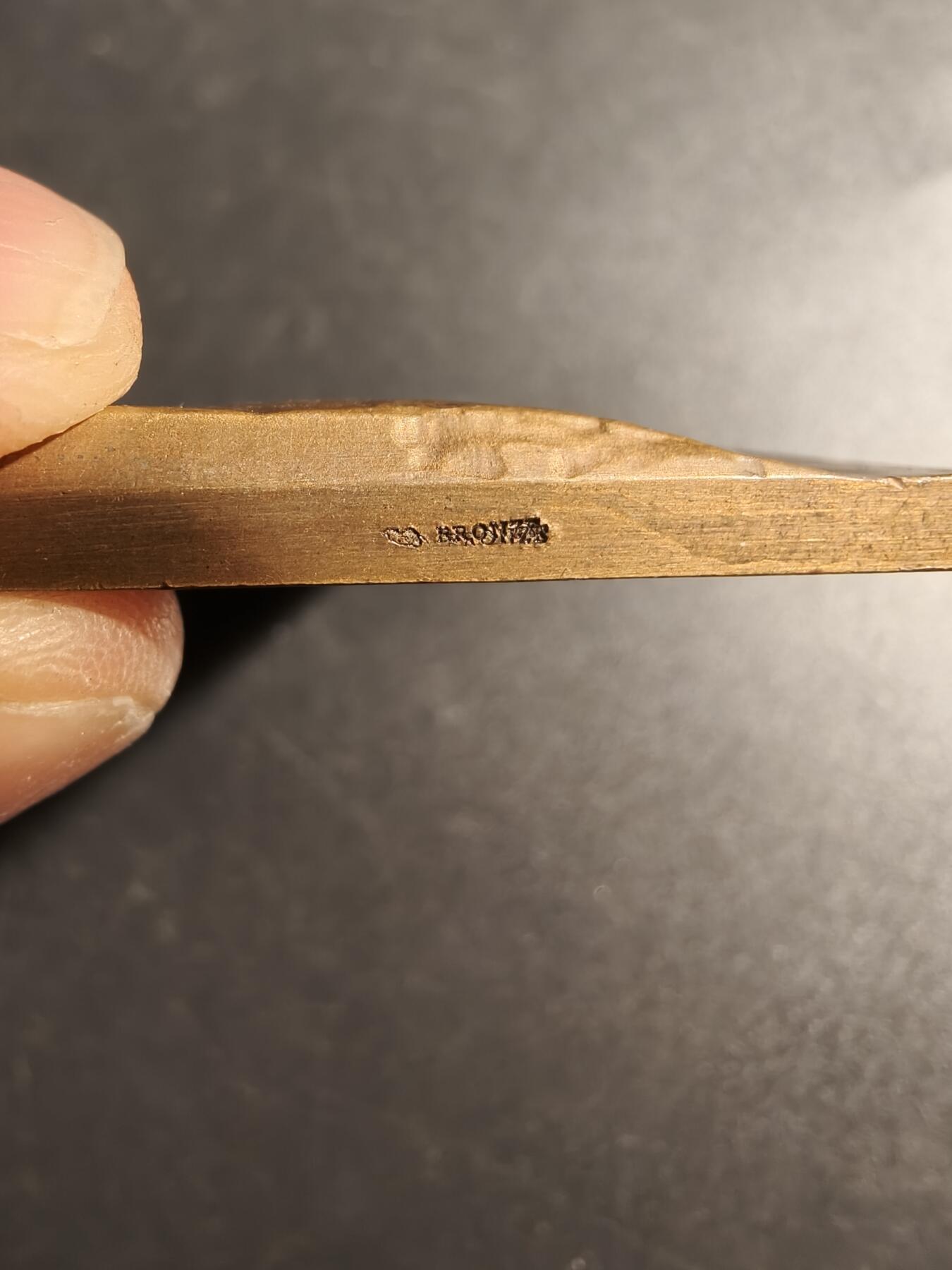 老王徽章第167期 法国诺曼底传统女性方形大铜章     高浮雕     尺寸63×44mm.    重量106.7g