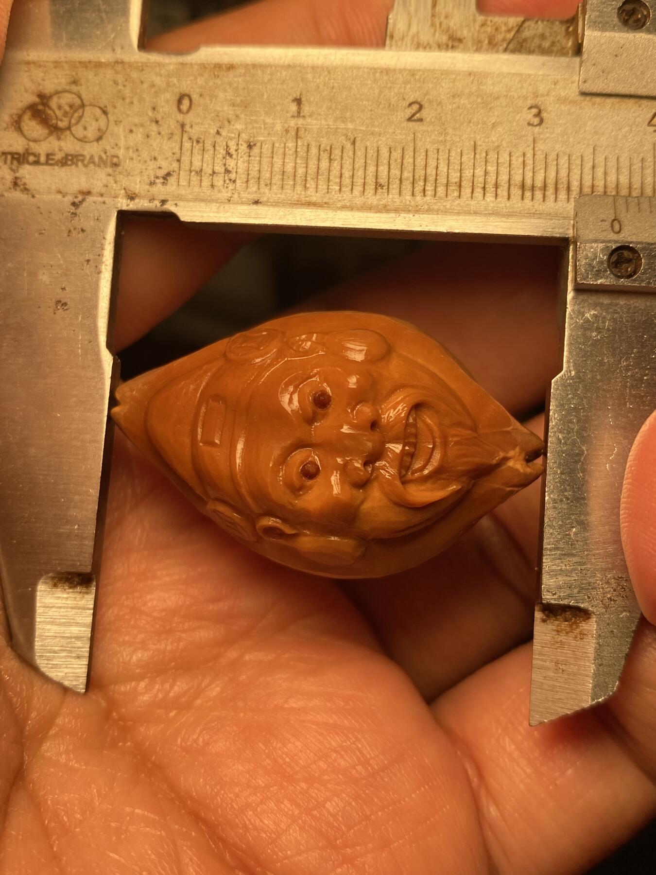 中国非物质文化遗产，苏工核雕 福利苏工核雕，纯手工雕刻，老苏工老财，个性十足，等待有缘人，市场无同款，尺寸2。28x3.68喜欢的来