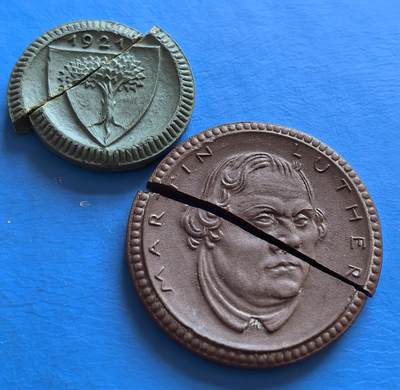 外国优质老铜币银币，周六九点倒数截拍，满百包邮，可寄存半年，喜欢朋友微信扫描二维码可直接参拍 - 德国1921年陶瓷币2枚，一刀两断