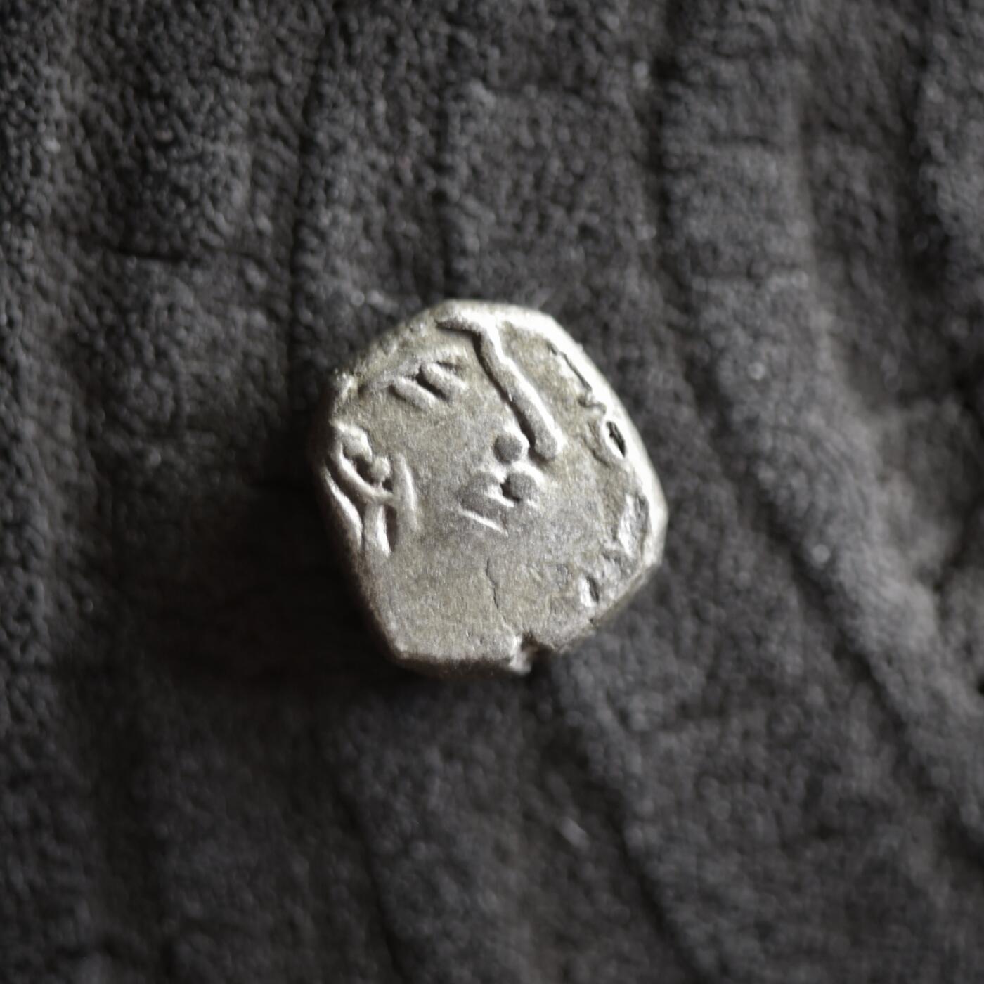 【良泉】【2025年最后一场】12月18日晚19.30点开拍！188组【直播场】西方古代钱币、丝路杂项、印章！ 公元5世纪【笈多王朝】“大鹏金翅鸟”银币，1.97克