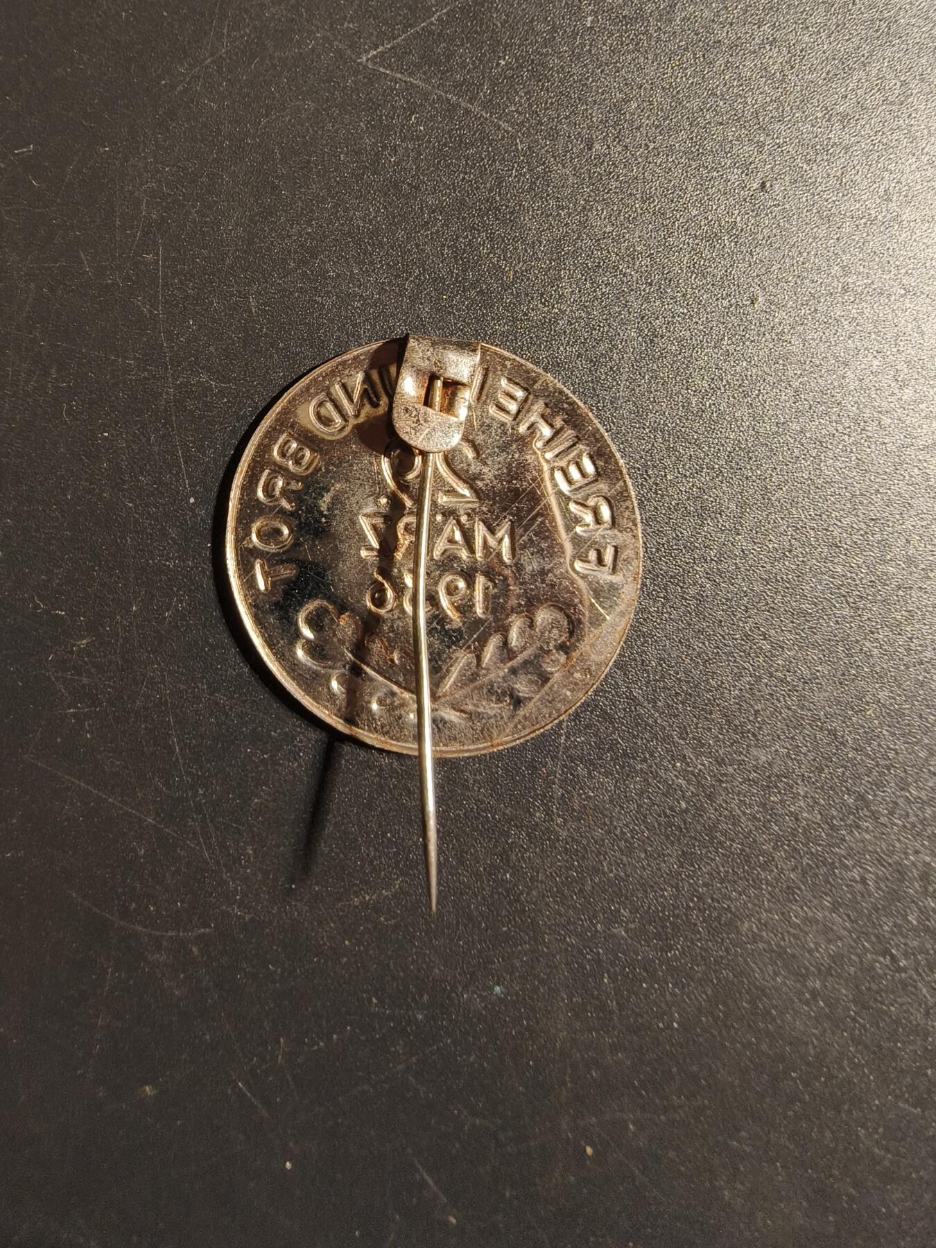 老王徽章第167期 德三1936“自由与面包”口号证章