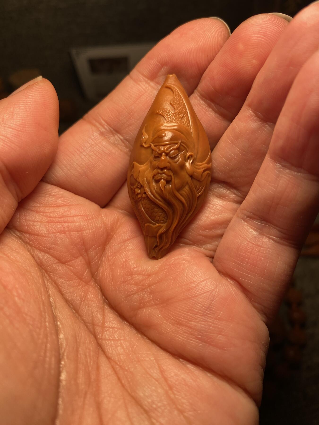 中国非物质文化遗产，苏工核雕 福利苏工核雕，纯手工雕刻，老苏工精品关二哥，个性十足，等待有缘人尺寸2。35x5.2喜欢的来