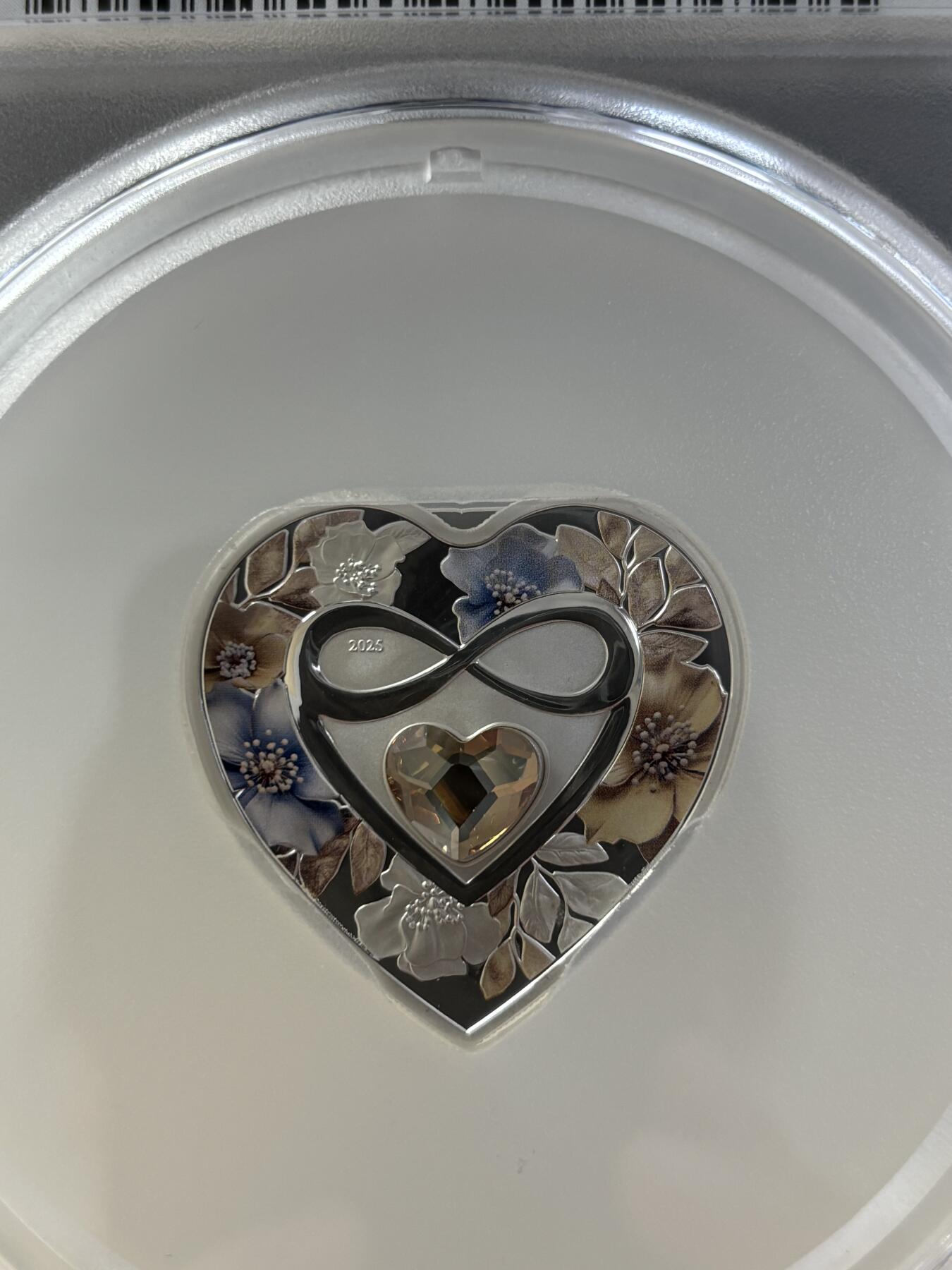 第184期拍卖 库克2025年无限辉煌情人节心形纪念银币PCGC-PR70首，9999银，20克，发行2025枚