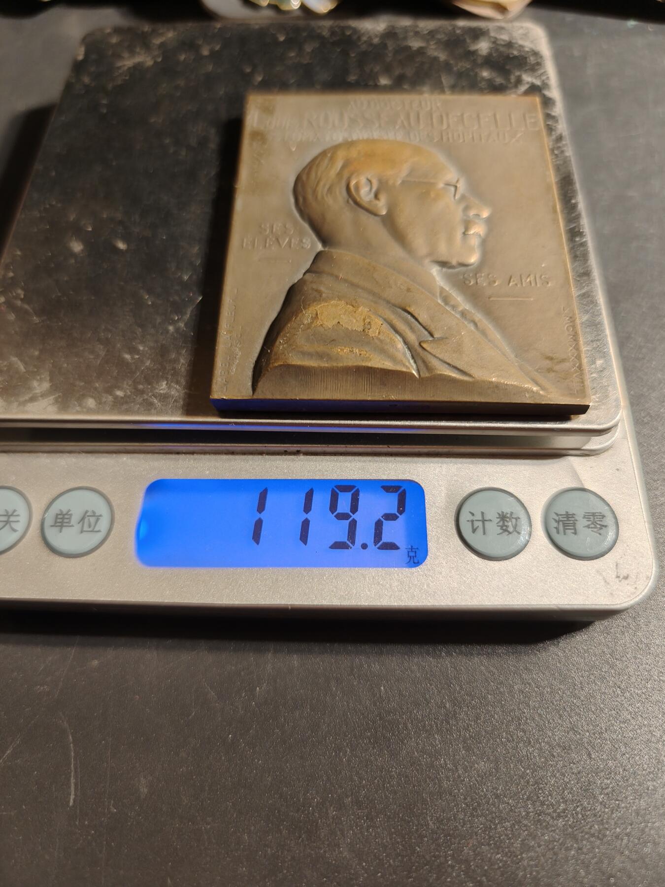 老王徽章第167期 法国口腔科专家路易·卢梭-德塞勒教授方形大铜章    高浮雕    尺寸51×66mm.    重量119.2g