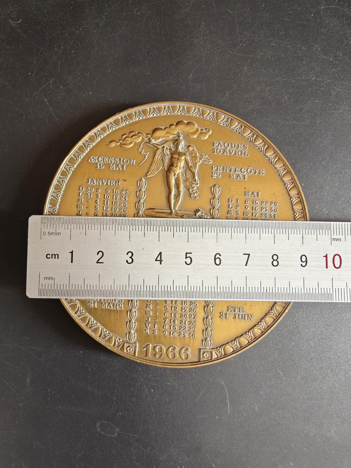 老王徽章第167期 法国1966年年历大铜章     直径94mm    重量347.8g