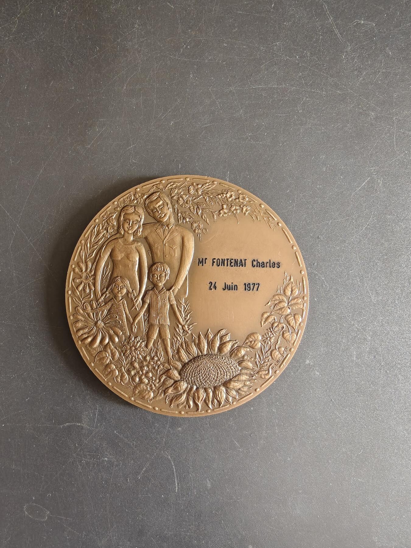 老王徽章第167期 法国Ris-Orangis市家庭大铜章     直径72mm.    重量161.8g