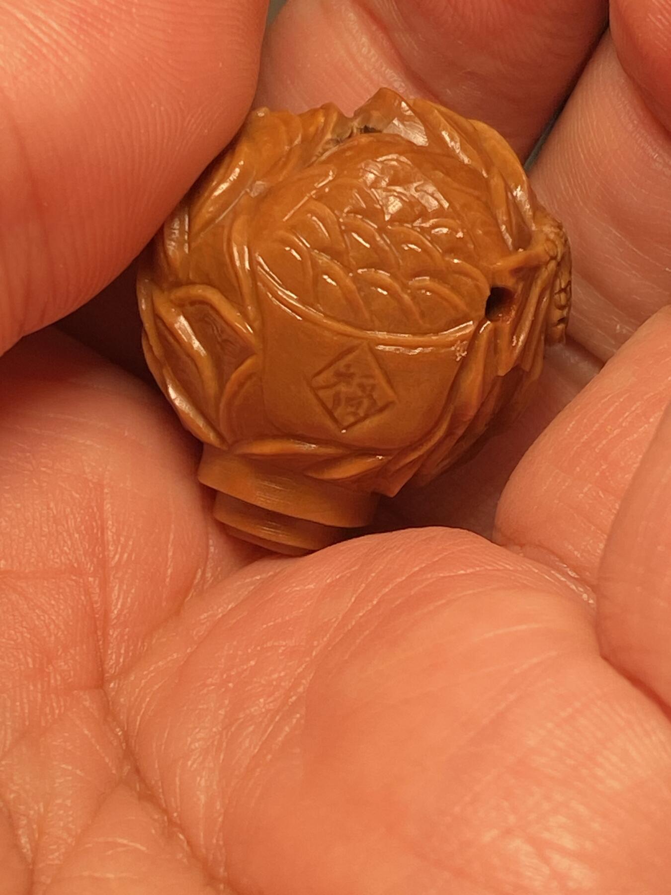 中国非物质文化遗产，苏工核雕 福利苏工核雕，纯手工雕刻，老苏工舟山村第一大金蟾三通，个性十足，等待有缘人，市场无同款，尺寸2。7x2.85喜欢的来