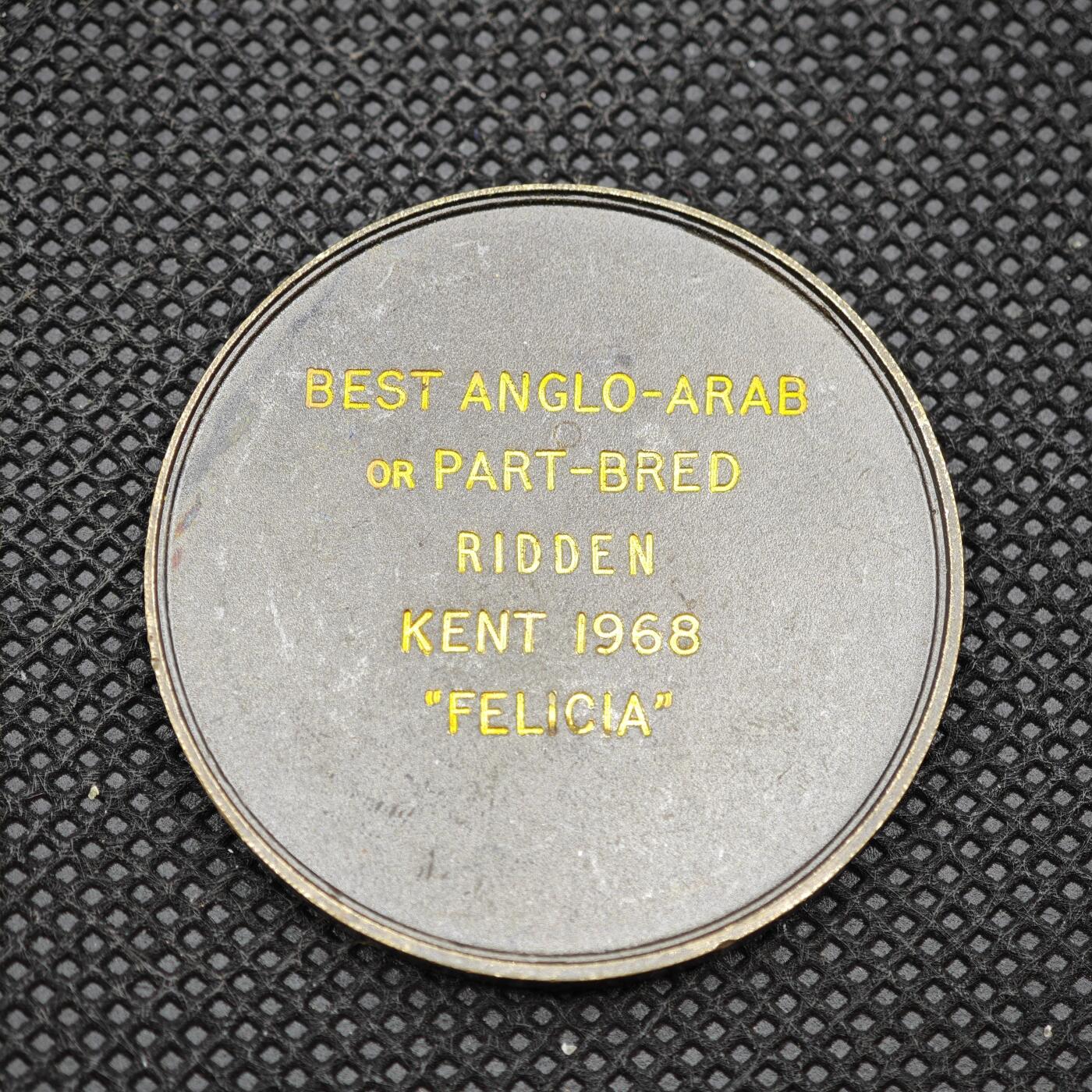 【淘币小摊】限时拍第八百一十六拍  纪念章场  满百包邮可预留两周  周一统一发货   1968年肯特郡英阿混血马最佳骑乘奖纪念章直径39mm