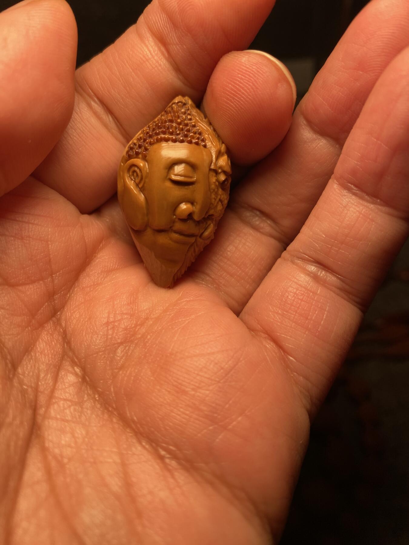 中国非物质文化遗产，苏工核雕 福利苏工核雕，纯手工雕刻，老苏工一念佛魔，个性十足，等待有缘人尺寸2。29x3.55喜欢的来