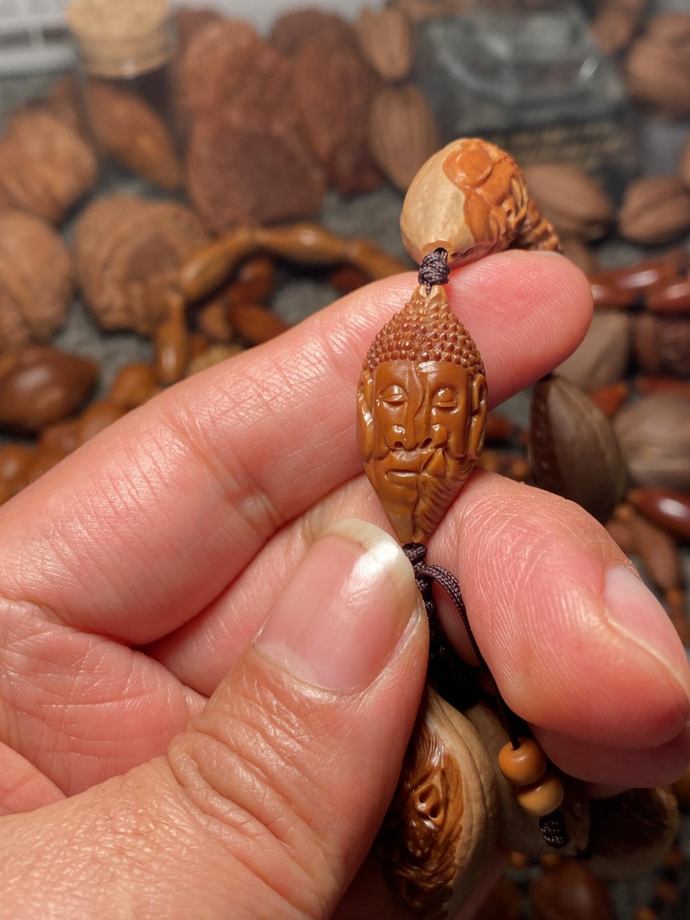 中国非物质文化遗产，苏工核雕 福利苏工核雕，纯手工雕刻，老苏工20年老核一念之间，个性十足，等待有缘人尺寸1。4x2.75喜欢的来