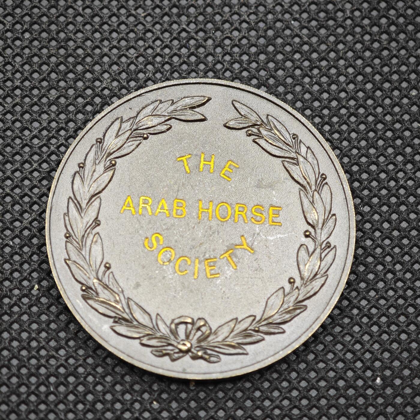 【淘币小摊】限时拍第八百一十六拍  纪念章场  满百包邮可预留两周  周一统一发货   1968年肯特郡英阿混血马最佳骑乘奖纪念章直径39mm