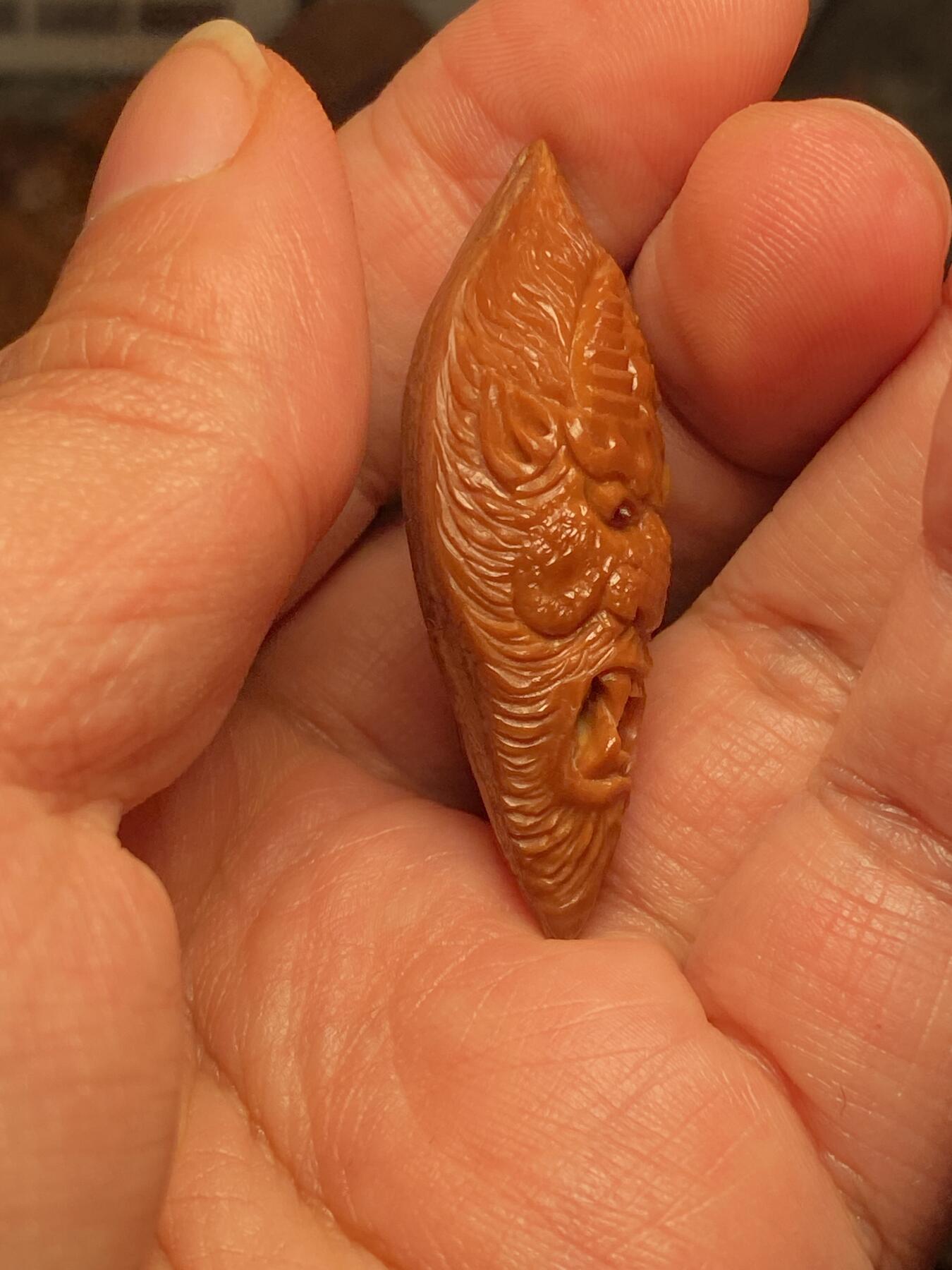 中国非物质文化遗产，苏工核雕 福利苏工核雕，纯手工雕刻，老苏工不动冥王，个性十足，等待有缘人尺寸1。75x4.9喜欢的来