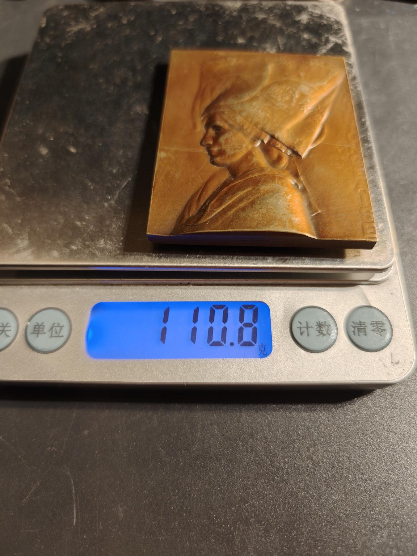 老王徽章第167期 法国传统女性方形纪念章     高浮雕     尺寸48×63mm.    重量110.8g