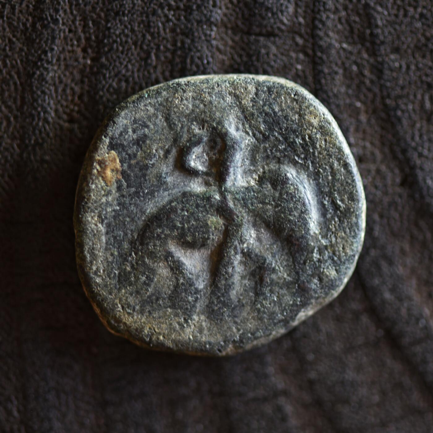 【良泉】【2025年最后一场】12月18日晚19.30点开拍！188组【直播场】西方古代钱币、丝路杂项、印章！  公元 195-230年【古印度】巴克特里亚地区的柔然人模仿胡维色迦“骑大象”大铜币，6.73克