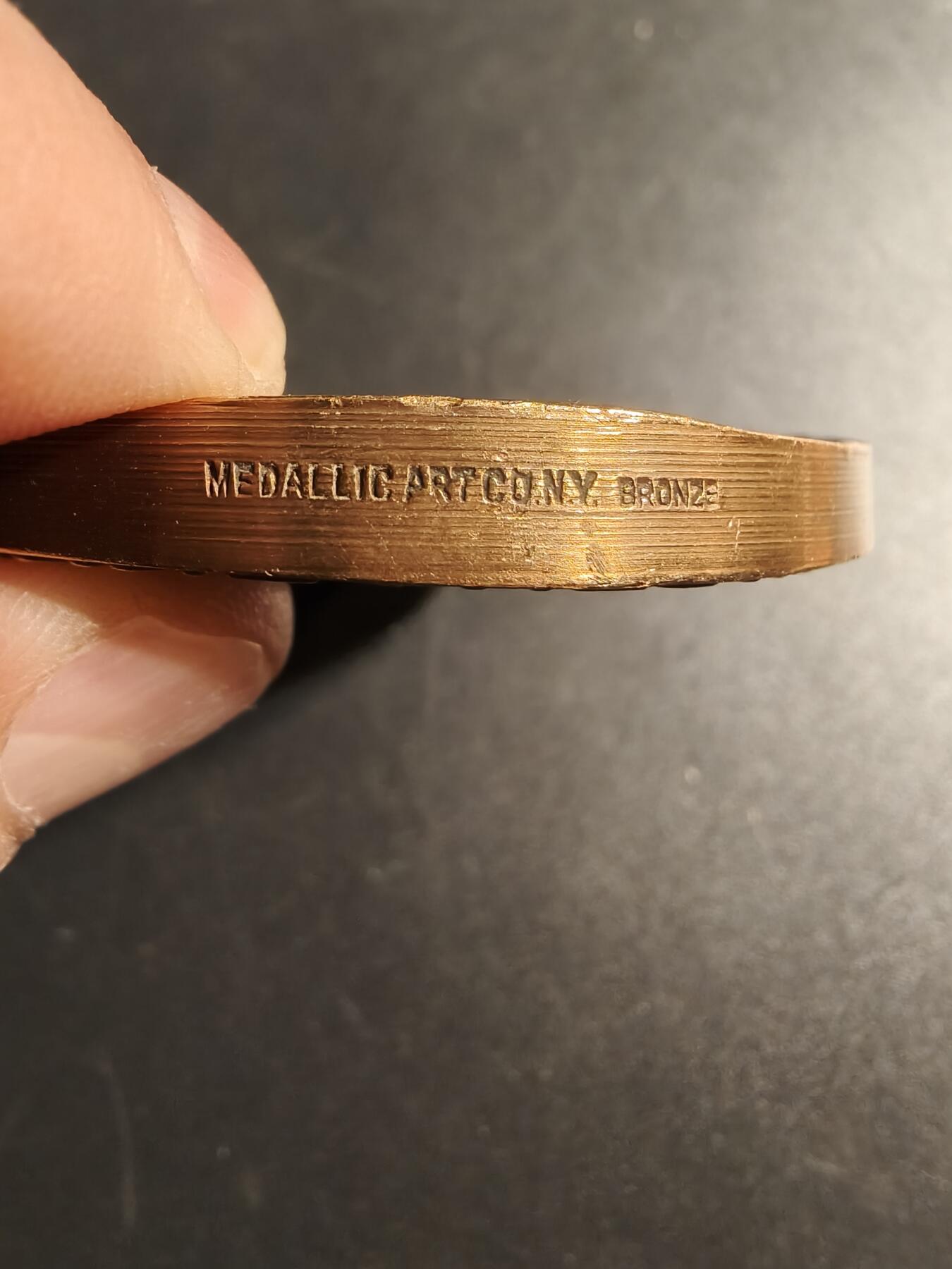 老王徽章第167期 美国佛罗里达州圣奥古斯丁市建立400周年大铜章     高浮雕     正面描绘了传教士和士兵到达的场景     直径64mm.    重量180g