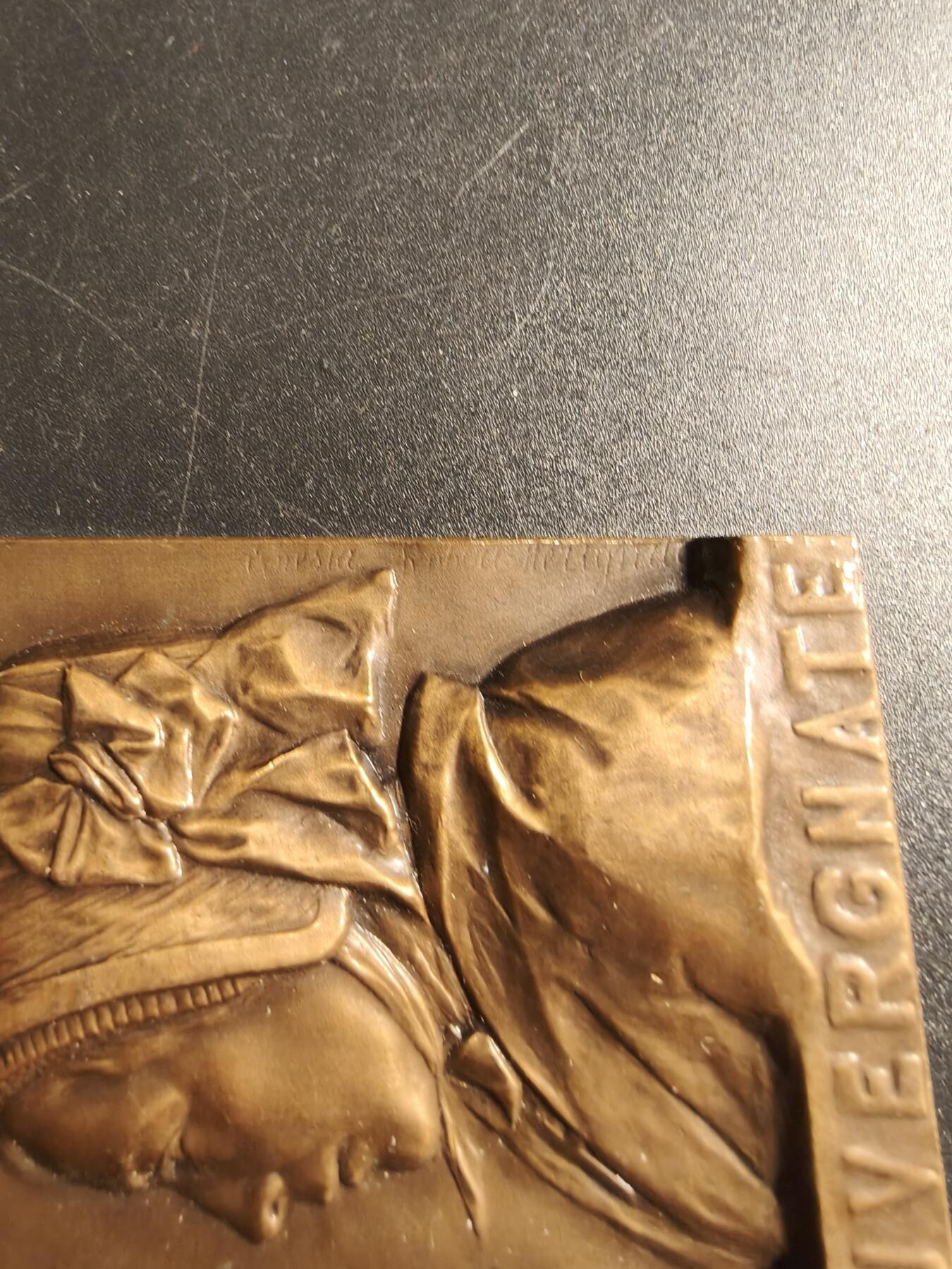 老王徽章第167期 法国奥浮涅传统女性方形大铜章     高浮雕     尺寸64×46mm.    重量118.4g