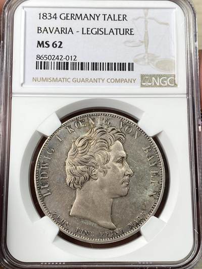 万国钱币拍卖第056期 - NGC MS62 1834年巴伐利亚路德维希一世向议会致敬历史大泰勒 1834年，该届巴伐利亚议会通过了王室提交的一系列议案，路德维希一世为了感谢议员们的支持，敕令发行此枚历史泰勒作为奖励。Landtag即为议会，外圈铭文意为“荣誉属于应得之人”罕见品种，原光淡彩，观感超越分数的状态。