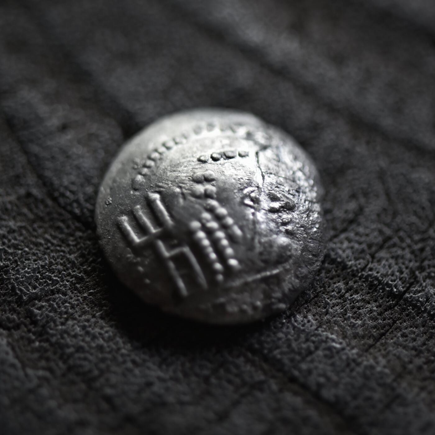 【良泉】【2025年最后一场】12月18日晚19.30点开拍！188组【直播场】西方古代钱币、丝路杂项、印章！ 【碟形】公元100-120年【南阿拉伯半岛】萨巴和希木叶尔王国，阿姆丹王1标准银币【有裂，拼粘】1.2克