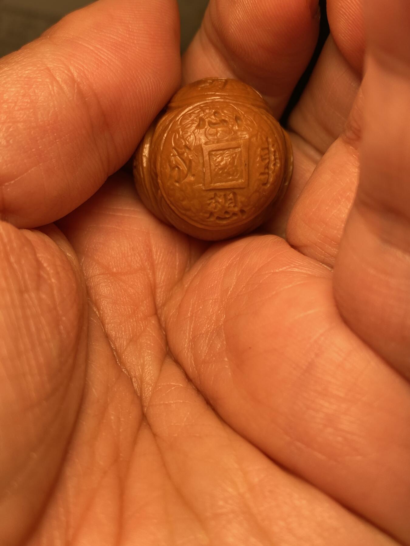 中国非物质文化遗产，苏工核雕 福利苏工核雕，纯手工雕刻，老苏工财源滚滚，个性十足，等待有缘人，市场无同款，尺寸2。5x2.5喜欢的来