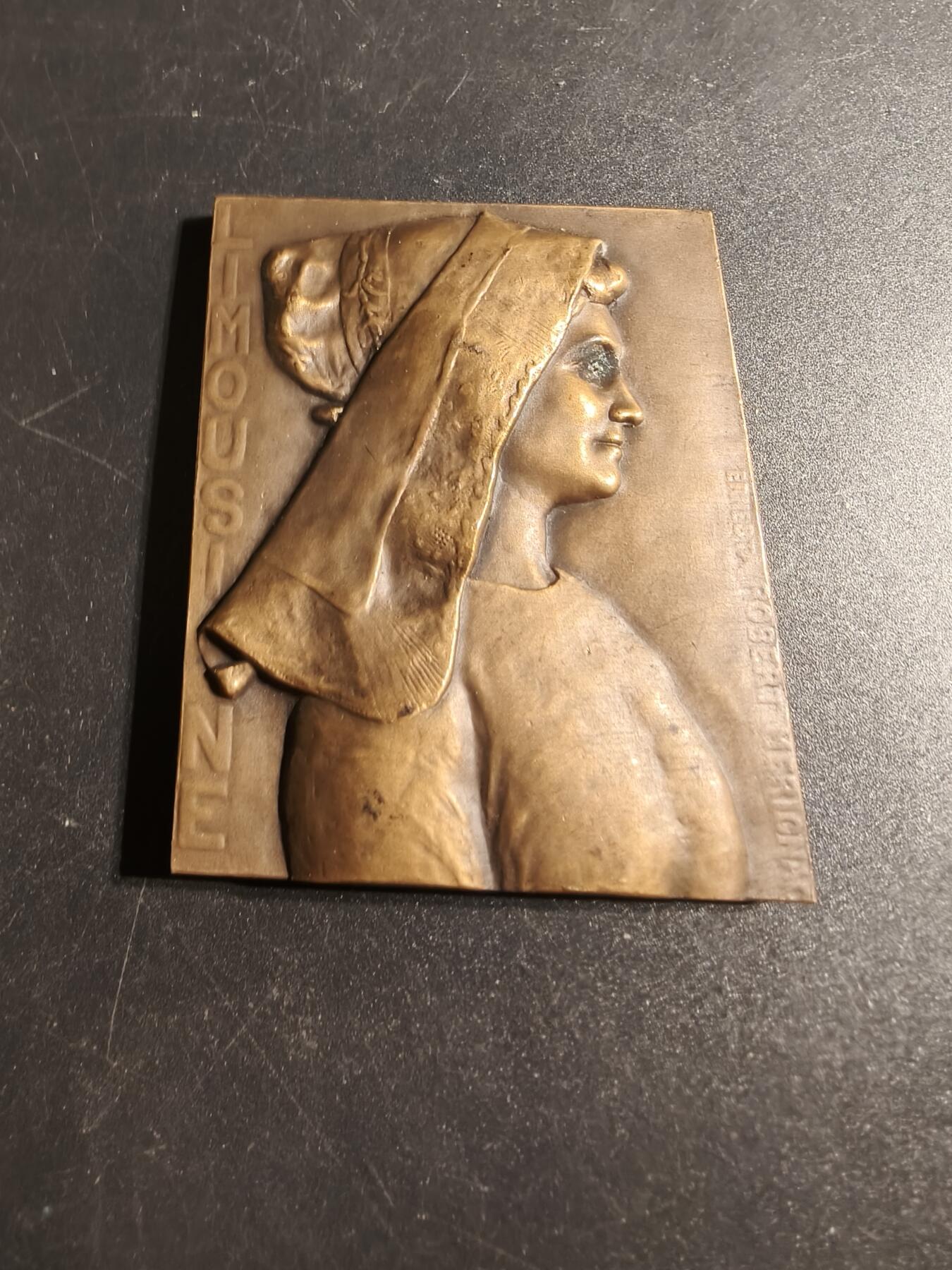 老王徽章第167期 法国利摩日传统女性方形大铜章     高浮雕     尺寸64×48mm.    重量124.5g