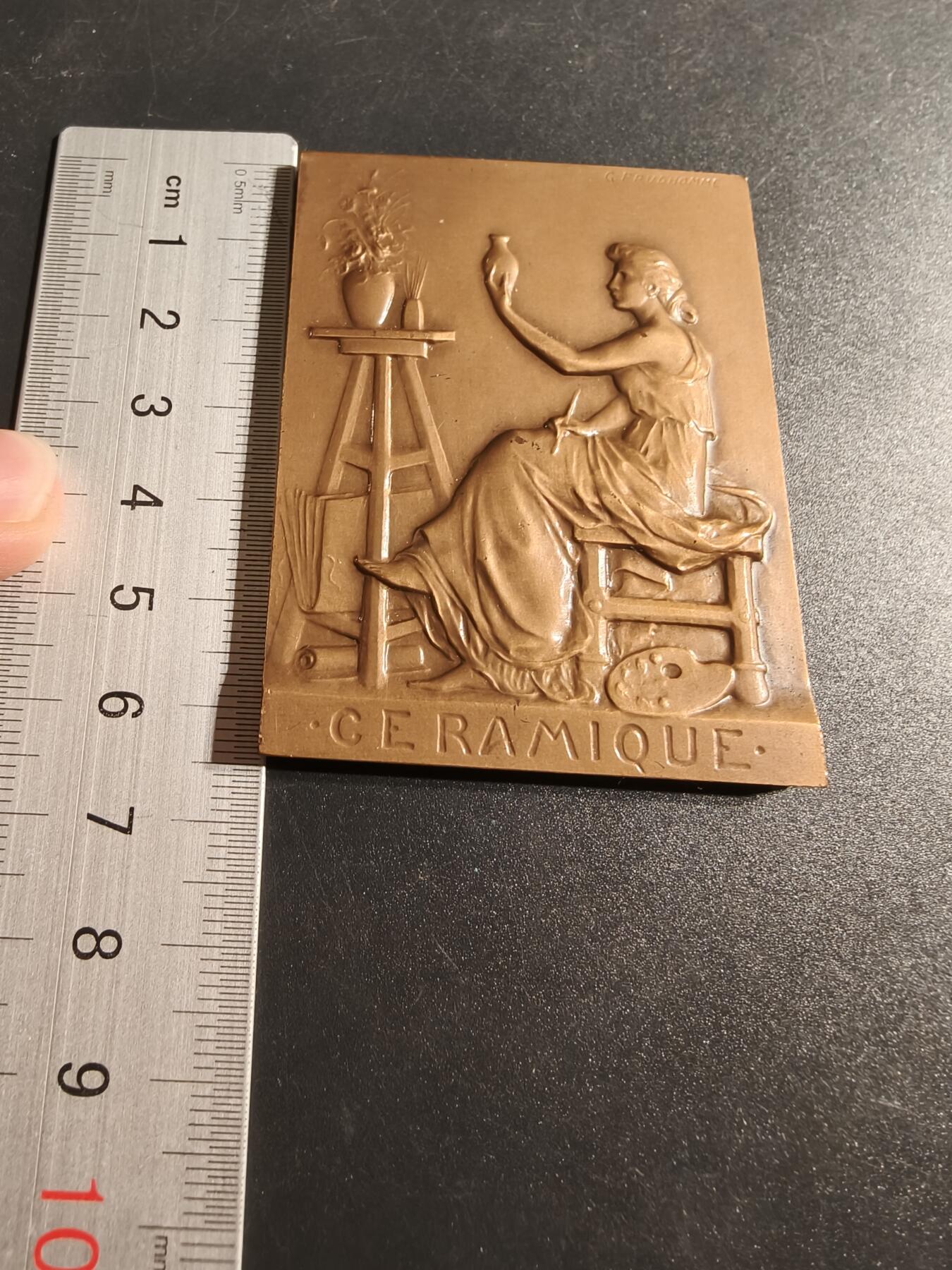 老王徽章第167期 法国陶瓷工业联合会方形大铜章    原盒     大师普鲁多姆作品    尺寸65×49mm.    重量113.6g