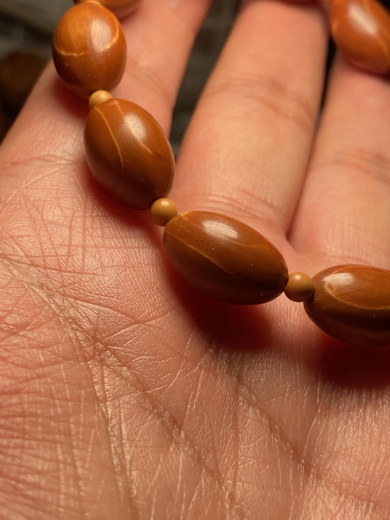 中国非物质文化遗产，苏工核雕 福利苏工核雕，小铁核小椭圆手串，等待有缘人，市场少见尺寸1。1x1.7左右喜欢的来