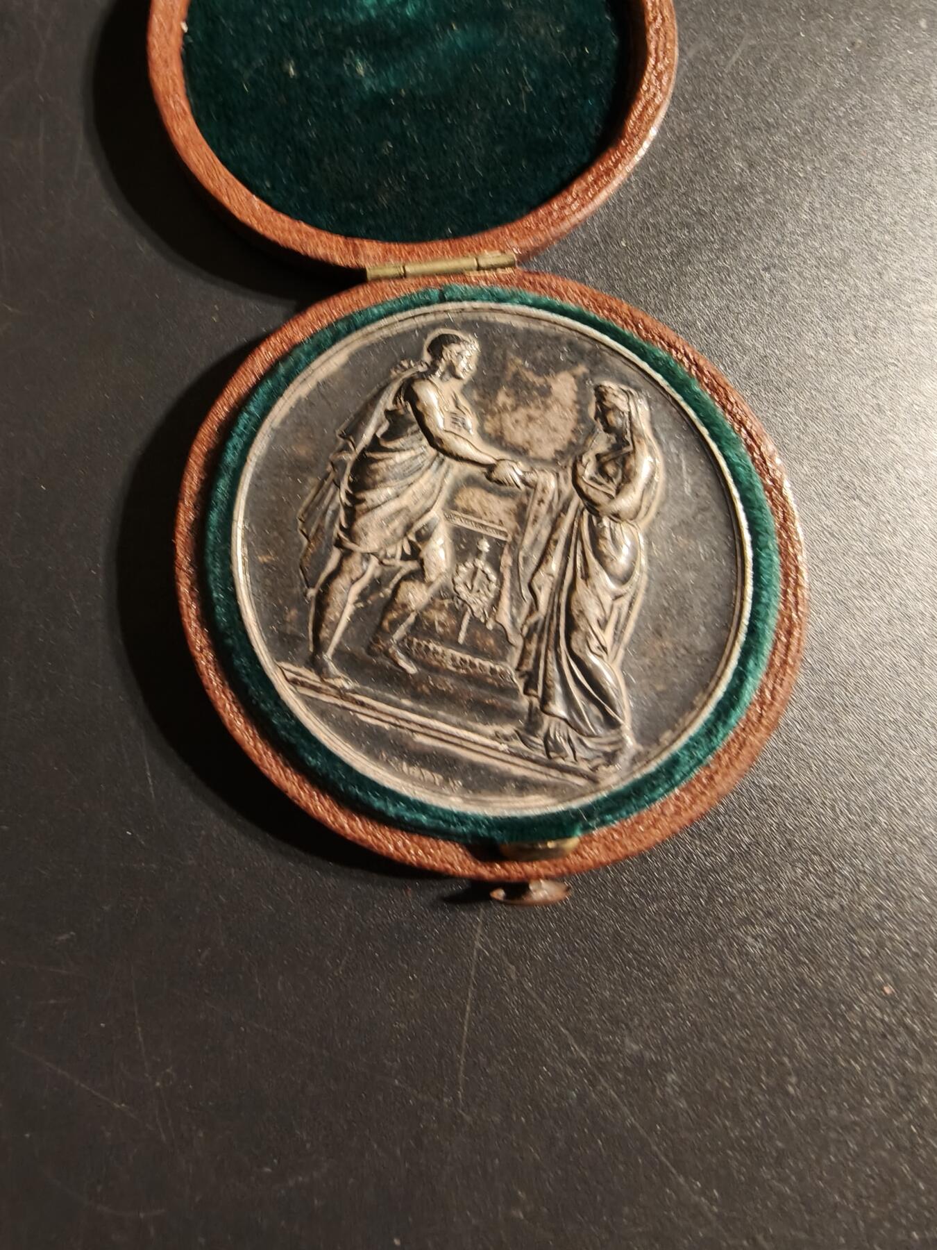 老王徽章第167期 法国银婚章    原盒     少见大尺寸版    950银带背铭1889年     直径42mm.    重量31.1g