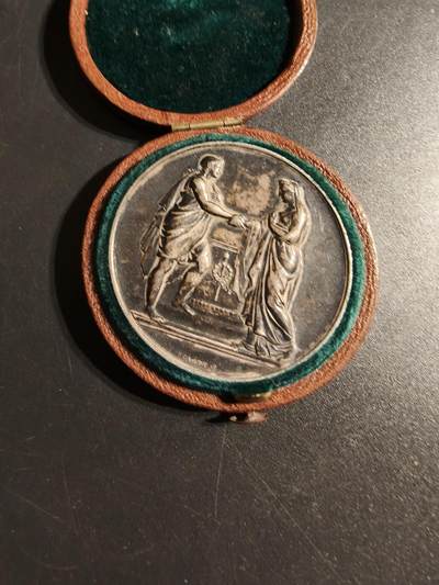 老王徽章第167期 - 法国银婚章    原盒     少见大尺寸版    950银带背铭1889年     直径42mm.    重量31.1g