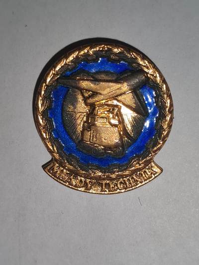 韵星假日拍卖第三十一期 -- Rimey Holidays Auction 31 -  捷克斯洛伐克人民共和国青年人民技术家证章 早期版本 铜热珐琅 颁发给为共和国工业特殊岗位比如航空 重机械的工作人员 