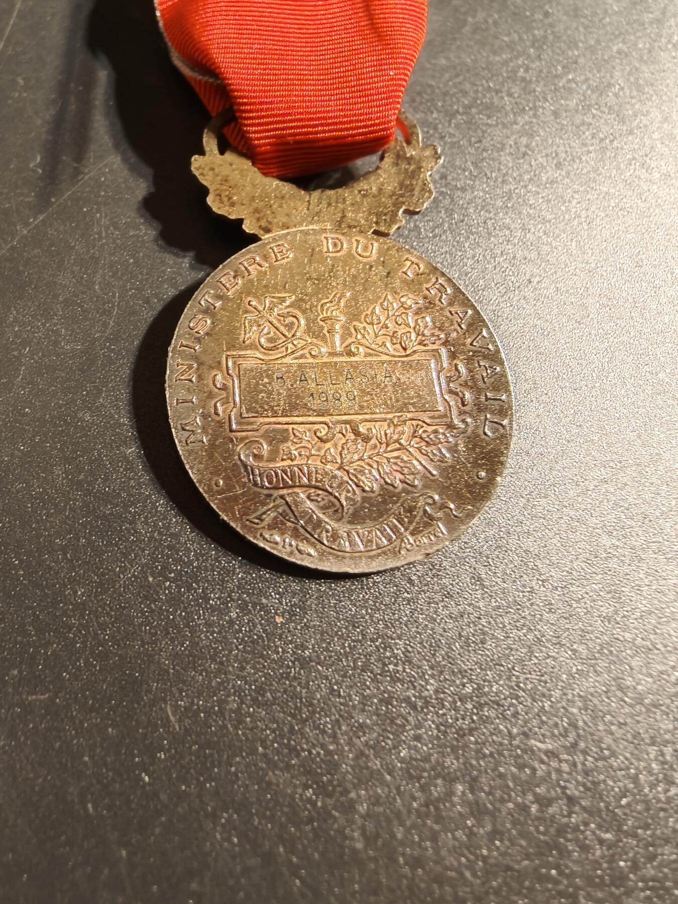 老王徽章第167期 法国金级劳工奖章    950银镀金     金棕榈勋饰     16.2g