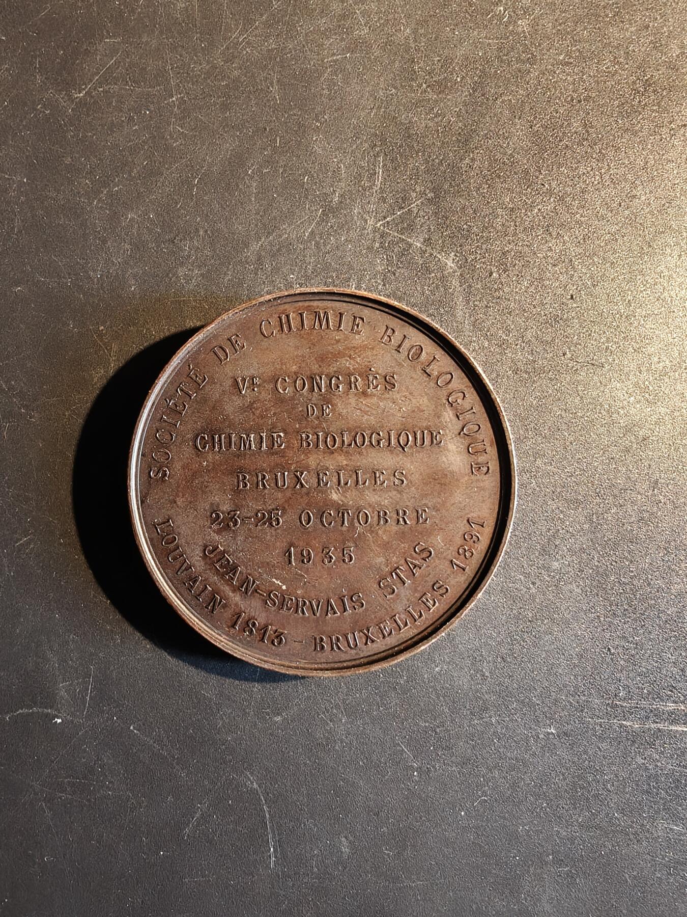 老王徽章第167期 比利时生物化学学会第六届全国生物化学大会大铜章     直径50mm.    重量63.9g