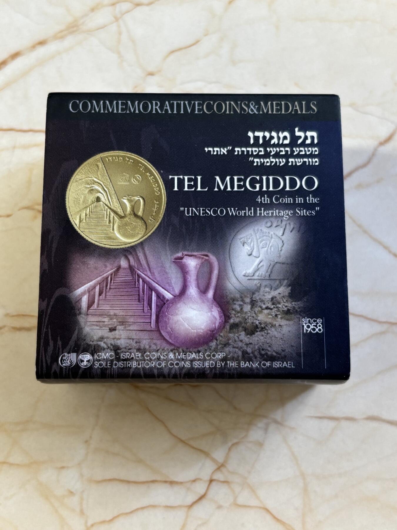 第183期拍卖 以色列2012年圣经系列美吉多山2新谢克尔PROOF银币NGC PF69UC，发行量3000枚，999银。美吉多山是《圣经·启示录》中世界末日善与恶最终决战之地，正面设计陶壶和山谷，通过透视图技法，尤其是山谷及通向内部的栈道，给人一种向里走的感觉，在二维平面银币表现出三维立体効果。原盒证封齐全。