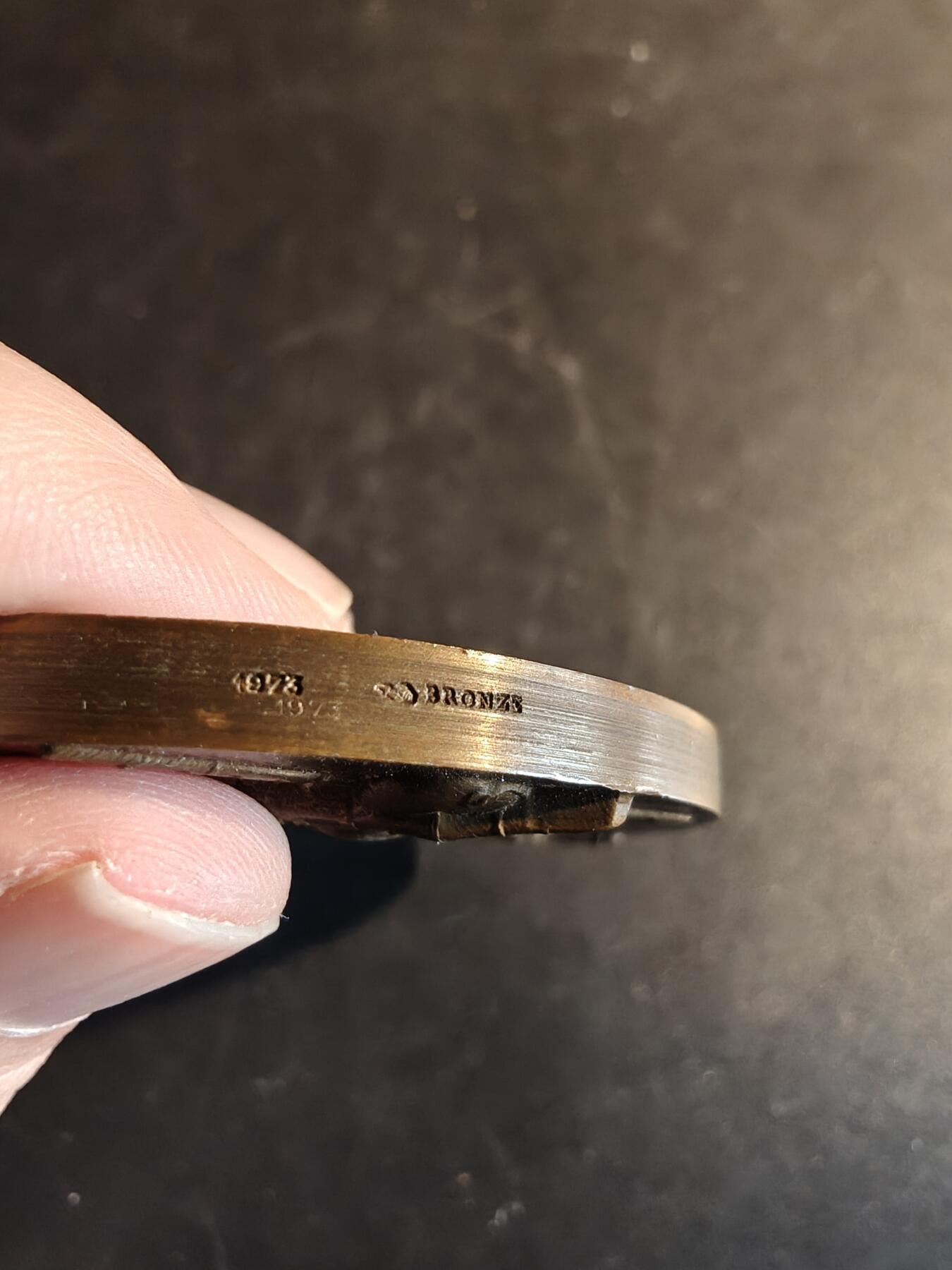 老王徽章第167期 法国芒特拉维尔市音乐协会大铜章     直径90mm.    重量72.4g