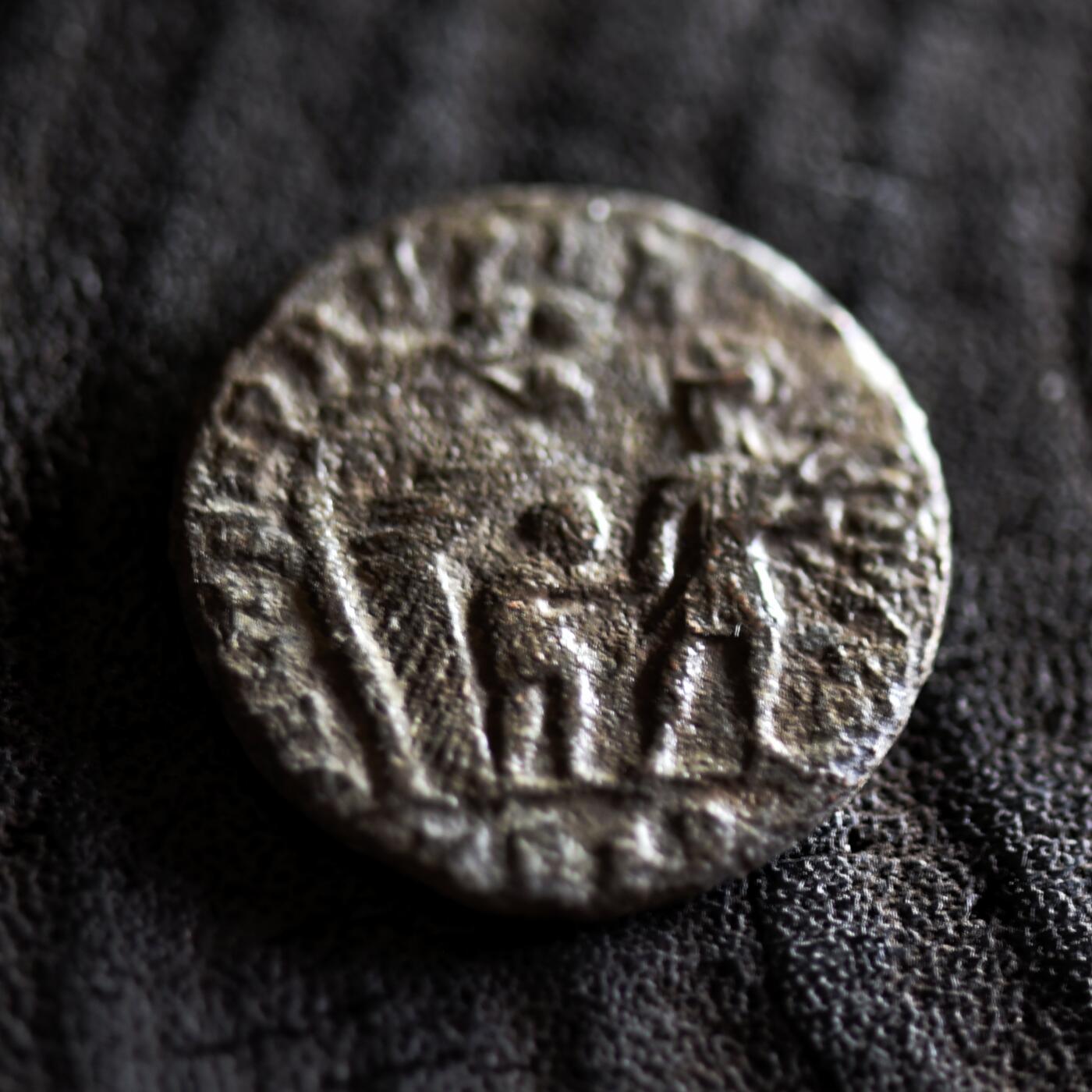 【良泉】【2025年最后一场】12月18日晚19.30点开拍！188组【直播场】西方古代钱币、丝路杂项、印章！ 【少见】公元348-351年【古罗马】君士坦提乌斯二世“士兵带领矮小身影走出树下的小屋”百分大铜币，塞萨洛尼基造币厂，3.89克