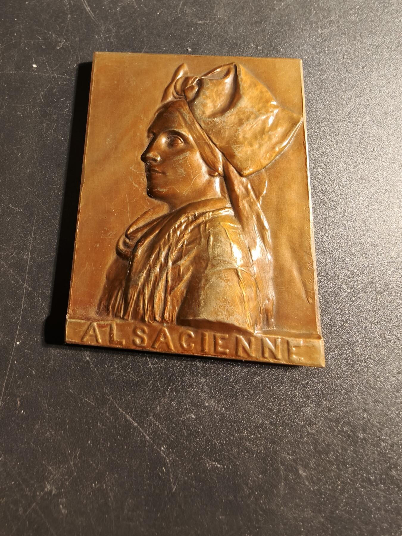 老王徽章第167期 法国阿尔萨斯传统女性方形纪念章     高浮雕     尺寸63×45mm.    重量98.1g