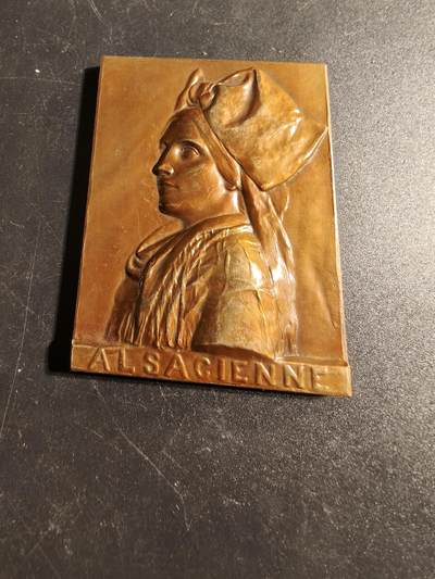 老王徽章第167期 - 法国阿尔萨斯传统女性方形纪念章     高浮雕     尺寸63×45mm.    重量98.1g