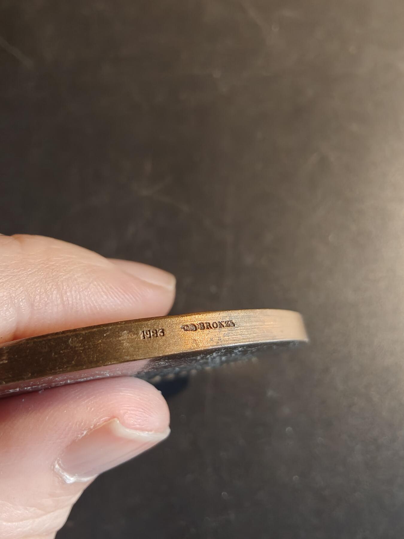 老王徽章第167期 法国圣茹斯特昂绍塞市大铜章     直径51mm.    重量80.8g