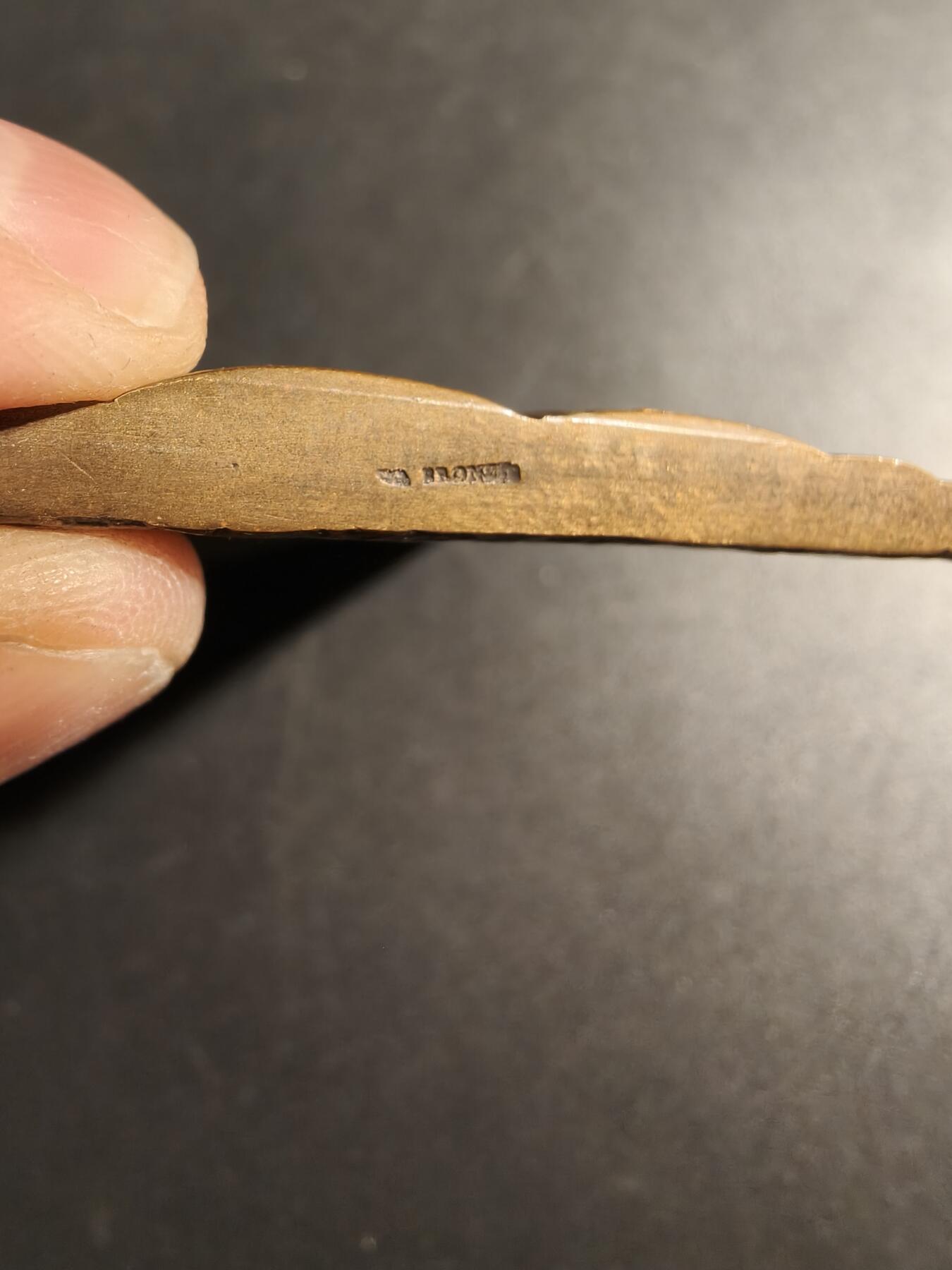 老王徽章第167期 法国利摩日传统女性方形大铜章     高浮雕     尺寸64×48mm.    重量124.5g